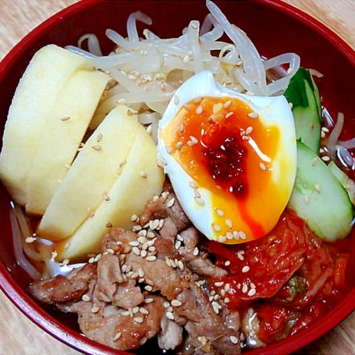 りんごを入れた盛岡冷麺